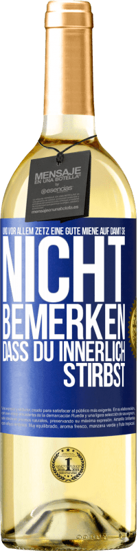 29,95 € Kostenloser Versand | Weißwein WHITE Ausgabe Und vor allem zetz eine gute Miene auf, damit sie nicht bemerken, dass du innerlich stirbst Blaue Markierung. Anpassbares Etikett Junger Wein Ernte 2025 Verdejo