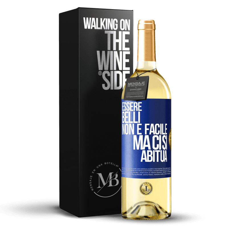 29,95 € Spedizione Gratuita | Vino bianco Edizione WHITE Essere belli non è facile, ma ci si abitua Etichetta Blu. Etichetta personalizzabile Vino giovane Raccogliere 2024 Verdejo