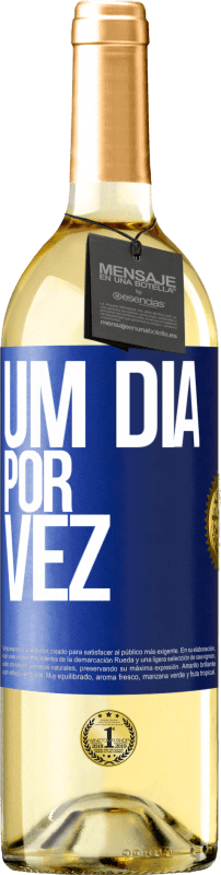 29,95 € Envio grátis | Vinho branco Edição WHITE Um dia por vez Etiqueta Azul. Etiqueta personalizável Vinho jovem Colheita 2024 Verdejo