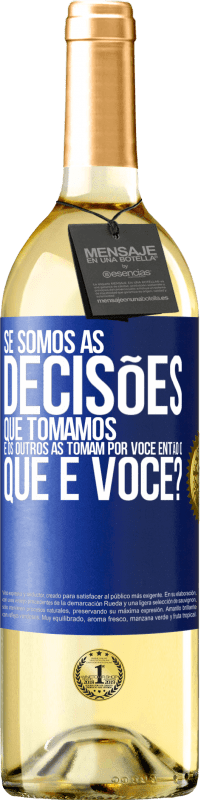 Envio grátis | Vinho branco Edição WHITE Se somos as decisões que tomamos e os outros as tomam por você, então o que é você? Etiqueta Azul. Etiqueta personalizável Vinho jovem Colheita 2023 Verdejo