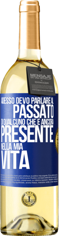 Spedizione Gratuita | Vino bianco Edizione WHITE Adesso devo parlare al passato di qualcuno che è ancora presente nella mia vita Etichetta Blu. Etichetta personalizzabile Vino giovane Raccogliere 2023 Verdejo