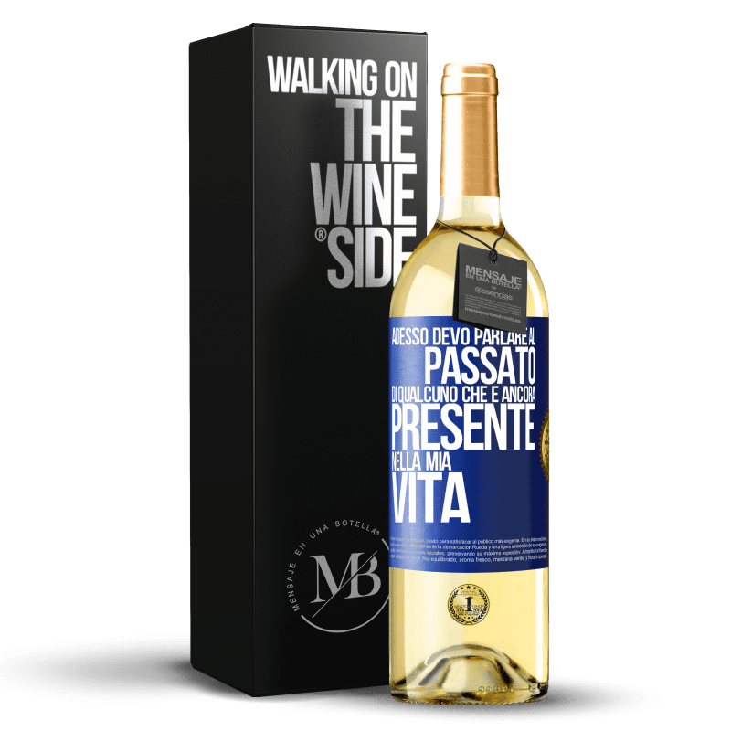 29,95 € Spedizione Gratuita | Vino bianco Edizione WHITE Adesso devo parlare al passato di qualcuno che è ancora presente nella mia vita Etichetta Blu. Etichetta personalizzabile Vino giovane Raccogliere 2023 Verdejo