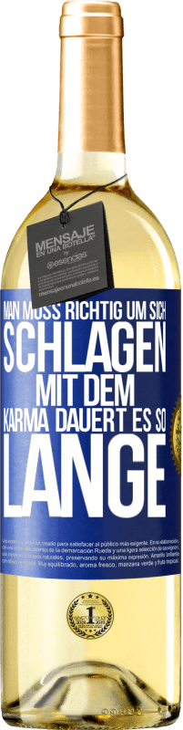 Kostenloser Versand | Weißwein WHITE Ausgabe Man muss richtig um sich schlagen, mit dem Karma dauert es so lange Blaue Markierung. Anpassbares Etikett Junger Wein Ernte 2023 Verdejo