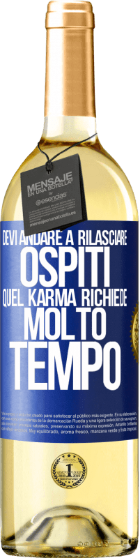 Spedizione Gratuita | Vino bianco Edizione WHITE Devi andare a rilasciare ospiti, quel karma richiede molto tempo Etichetta Blu. Etichetta personalizzabile Vino giovane Raccogliere 2023 Verdejo