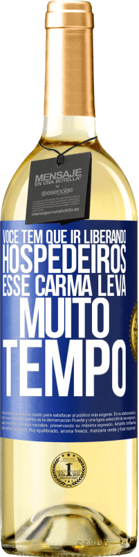 Envio grátis | Vinho branco Edição WHITE Você tem que ir liberando hospedeiros, esse carma leva muito tempo Etiqueta Azul. Etiqueta personalizável Vinho jovem Colheita 2023 Verdejo