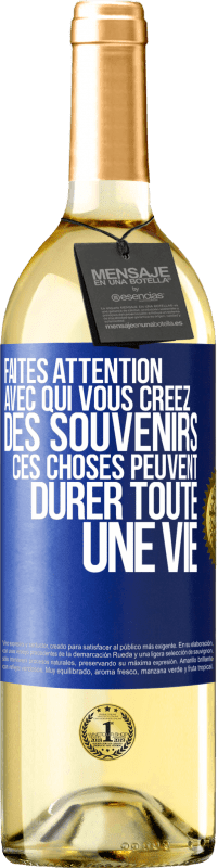 Envoi gratuit | Vin blanc Édition WHITE Faites attention avec qui vous créez des souvenirs. Ces choses peuvent durer toute une vie Étiquette Bleue. Étiquette personnalisable Vin jeune Récolte 2023 Verdejo