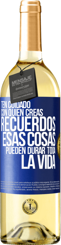 Envío gratis | Vino Blanco Edición WHITE Ten cuidado con quién creas recuerdos. Esas cosas pueden durar toda la vida Etiqueta Azul. Etiqueta personalizable Vino joven Cosecha 2023 Verdejo