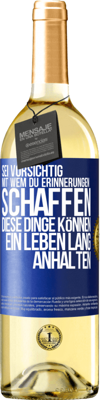 Kostenloser Versand | Weißwein WHITE Ausgabe Sei vorsichtig, mit wem du Erinnerungen schaffen. Diese Dinge können ein Leben lang anhalten Blaue Markierung. Anpassbares Etikett Junger Wein Ernte 2023 Verdejo