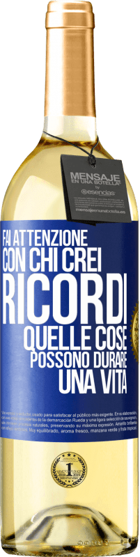 29,95 € | Vino bianco Edizione WHITE Fai attenzione con chi crei ricordi. Quelle cose possono durare una vita Etichetta Blu. Etichetta personalizzabile Vino giovane Raccogliere 2024 Verdejo