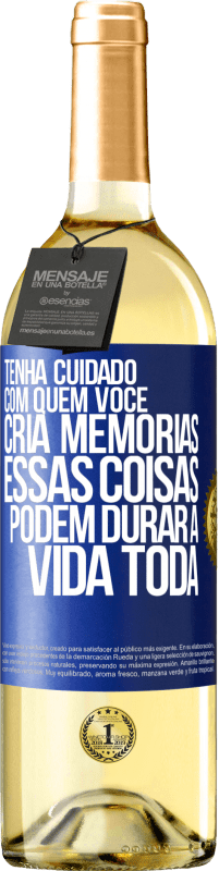 Envio grátis | Vinho branco Edição WHITE Tenha cuidado com quem você cria memórias. Essas coisas podem durar a vida toda Etiqueta Azul. Etiqueta personalizável Vinho jovem Colheita 2023 Verdejo