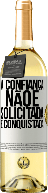 29,95 € | Vinho branco Edição WHITE A confiança não é solicitada, é conquistada Etiqueta Branca. Etiqueta personalizável Vinho jovem Colheita 2024 Verdejo