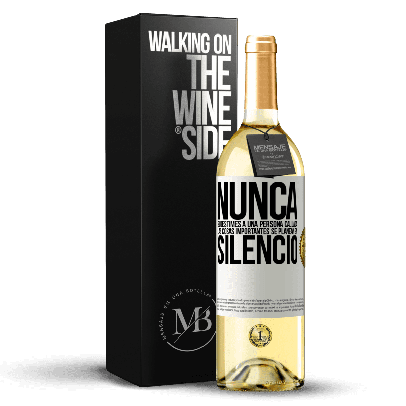 29,95 € Envío gratis | Vino Blanco Edición WHITE Nunca subestimes a una persona callada, las cosas importantes se planean en silencio Etiqueta Blanca. Etiqueta personalizable Vino joven Cosecha 2024 Verdejo