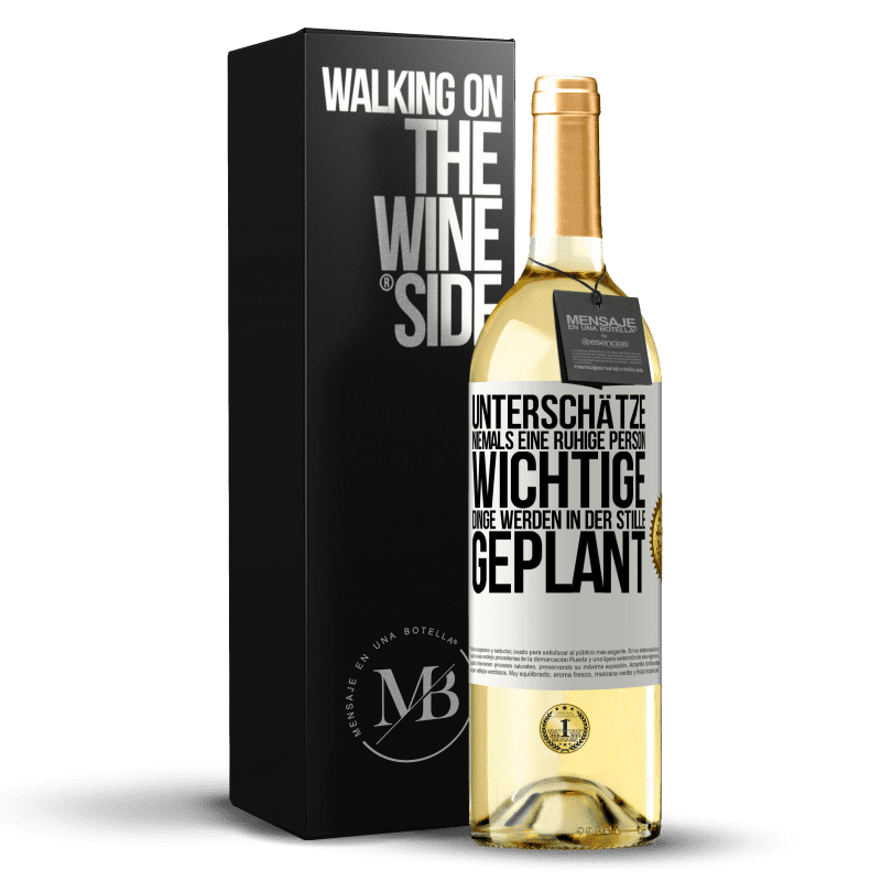 29,95 € Kostenloser Versand | Weißwein WHITE Ausgabe Unterschätze niemals eine ruhige Person, wichtige Dinge werden in der Stille geplant Weißes Etikett. Anpassbares Etikett Junger Wein Ernte 2023 Verdejo