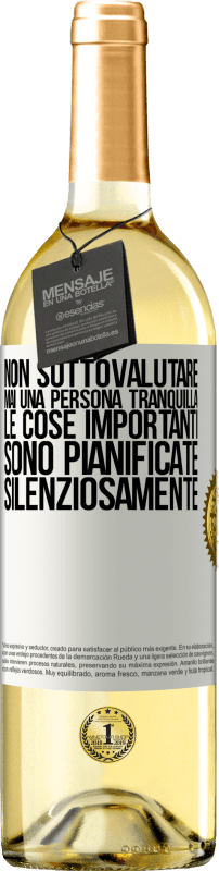 29,95 € | Vino bianco Edizione WHITE Non sottovalutare mai una persona tranquilla, le cose importanti sono pianificate silenziosamente Etichetta Bianca. Etichetta personalizzabile Vino giovane Raccogliere 2024 Verdejo