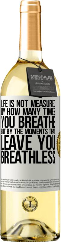 29,95 € Бесплатная доставка | Белое вино Издание WHITE Жизнь измеряется не временем, которым вы дышите, а моментами, которые заставляют вас задыхаться Белая этикетка. Настраиваемая этикетка Молодое вино Урожай 2023 Verdejo