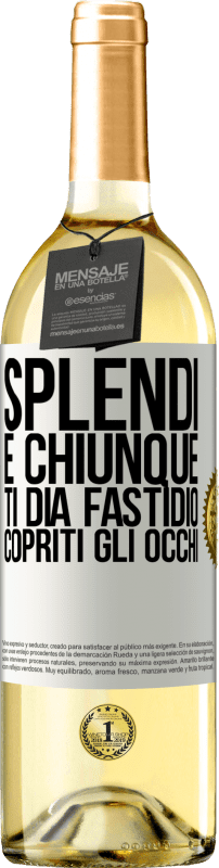 29,95 € Spedizione Gratuita | Vino bianco Edizione WHITE Splendi e chiunque ti dia fastidio, copriti gli occhi Etichetta Bianca. Etichetta personalizzabile Vino giovane Raccogliere 2025 Verdejo