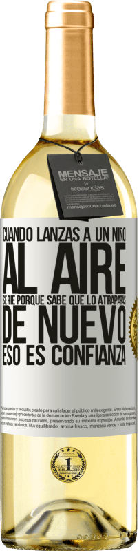 29,95 € | Vino Blanco Edición WHITE Cuando lanzas a un niño al aire, se ríe porque sabe que lo atraparás de nuevo. ESO ES CONFIANZA Etiqueta Blanca. Etiqueta personalizable Vino joven Cosecha 2024 Verdejo