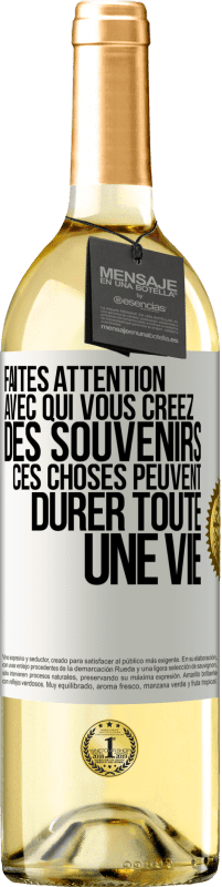 Envoi gratuit | Vin blanc Édition WHITE Faites attention avec qui vous créez des souvenirs. Ces choses peuvent durer toute une vie Étiquette Blanche. Étiquette personnalisable Vin jeune Récolte 2023 Verdejo