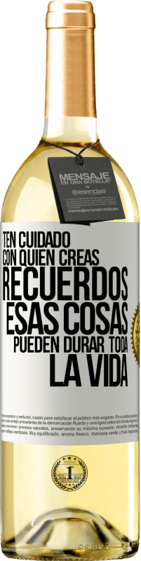 Envío gratis | Vino Blanco Edición WHITE Ten cuidado con quién creas recuerdos. Esas cosas pueden durar toda la vida Etiqueta Blanca. Etiqueta personalizable Vino joven Cosecha 2023 Verdejo