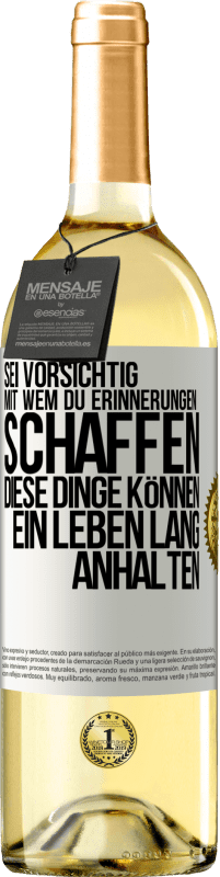 29,95 € Kostenloser Versand | Weißwein WHITE Ausgabe Sei vorsichtig, mit wem du Erinnerungen schaffen. Diese Dinge können ein Leben lang anhalten Weißes Etikett. Anpassbares Etikett Junger Wein Ernte 2023 Verdejo