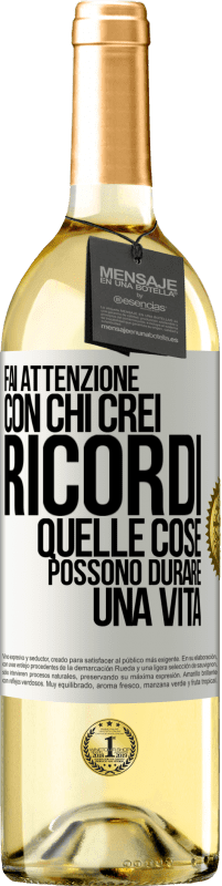 Spedizione Gratuita | Vino bianco Edizione WHITE Fai attenzione con chi crei ricordi. Quelle cose possono durare una vita Etichetta Bianca. Etichetta personalizzabile Vino giovane Raccogliere 2023 Verdejo