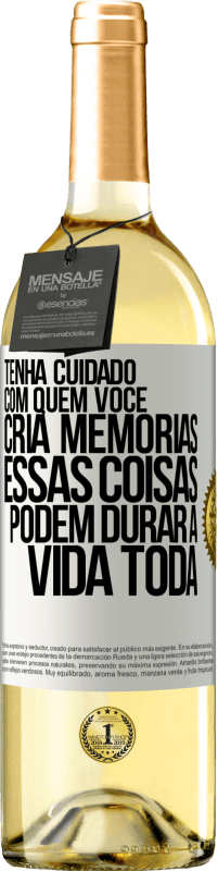 Envio grátis | Vinho branco Edição WHITE Tenha cuidado com quem você cria memórias. Essas coisas podem durar a vida toda Etiqueta Branca. Etiqueta personalizável Vinho jovem Colheita 2023 Verdejo