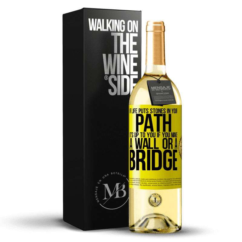 29,95 € 送料無料 | 白ワイン WHITEエディション 人生があなたの道に石を置くなら、壁や橋を作るかどうかはあなた次第です 黄色のラベル. カスタマイズ可能なラベル 若いワイン 収穫 2023 Verdejo