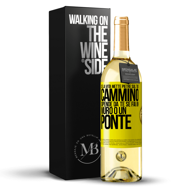 29,95 € Spedizione Gratuita | Vino bianco Edizione WHITE Se la vita mette pietre sul tuo cammino, dipende da te se fai un muro o un ponte Etichetta Gialla. Etichetta personalizzabile Vino giovane Raccogliere 2023 Verdejo