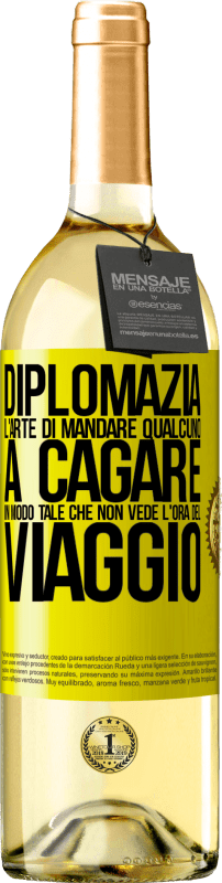 29,95 € | Vino bianco Edizione WHITE Diplomazia. L'arte di mandare qualcuno a cagare in modo tale che non vede l'ora del viaggio Etichetta Gialla. Etichetta personalizzabile Vino giovane Raccogliere 2025 Verdejo
