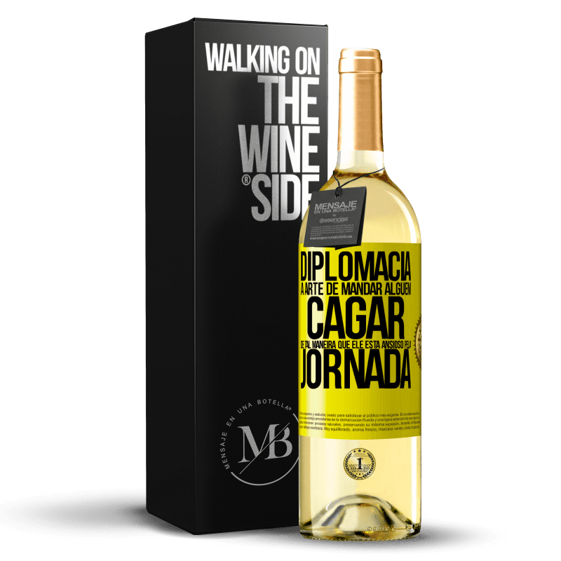 29,95 € Envio grátis | Vinho branco Edição WHITE Diplomacia A arte de mandar alguém cagar de tal maneira que ele está ansioso pela jornada Etiqueta Amarela. Etiqueta personalizável Vinho jovem Colheita 2023 Verdejo