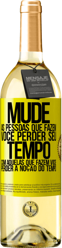 29,95 € | Vinho branco Edição WHITE Mude as pessoas que fazem você perder seu tempo com aquelas que fazem você perder a noção do tempo Etiqueta Amarela. Etiqueta personalizável Vinho jovem Colheita 2025 Verdejo