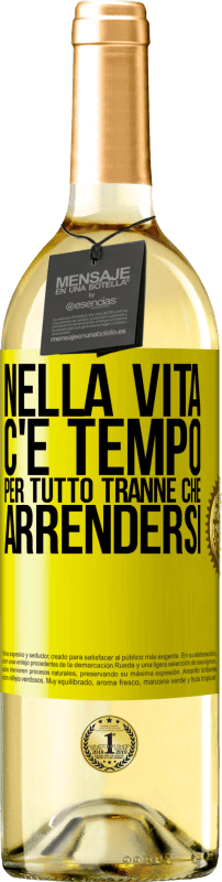 Spedizione Gratuita | Vino bianco Edizione WHITE Nella vita c'è tempo per tutto tranne che arrendersi Etichetta Gialla. Etichetta personalizzabile Vino giovane Raccogliere 2023 Verdejo