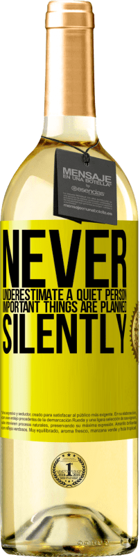 29,95 € 送料無料 | 白ワイン WHITEエディション 静かな人を過小評価しないでください。重要なことは黙って計画されます 黄色のラベル. カスタマイズ可能なラベル 若いワイン 収穫 2025 Verdejo
