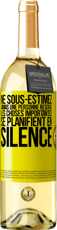 Envoi gratuit | Vin blanc Édition WHITE Ne sous-estimez jamais une personne réservé, les choses importantes se planifient en silence Étiquette Jaune. Étiquette personnalisable Vin jeune Récolte 2023 Verdejo