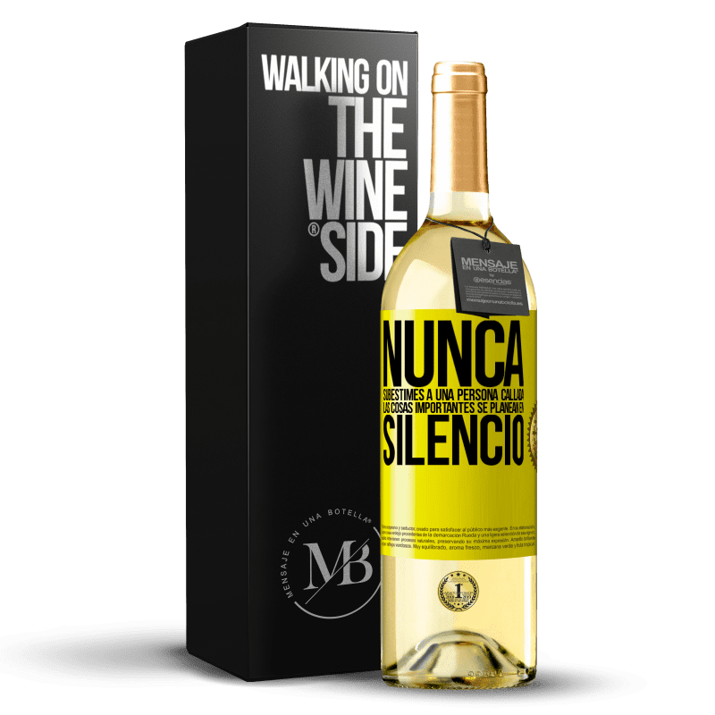 29,95 € Envío gratis | Vino Blanco Edición WHITE Nunca subestimes a una persona callada, las cosas importantes se planean en silencio Etiqueta Amarilla. Etiqueta personalizable Vino joven Cosecha 2024 Verdejo