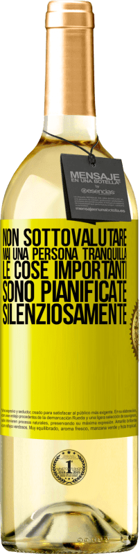 Spedizione Gratuita | Vino bianco Edizione WHITE Non sottovalutare mai una persona tranquilla, le cose importanti sono pianificate silenziosamente Etichetta Gialla. Etichetta personalizzabile Vino giovane Raccogliere 2023 Verdejo