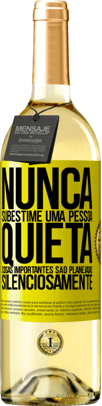 29,95 € | Vinho branco Edição WHITE Nunca subestime uma pessoa quieta, coisas importantes são planejadas silenciosamente Etiqueta Amarela. Etiqueta personalizável Vinho jovem Colheita 2025 Verdejo