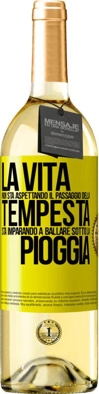 29,95 € | Vino bianco Edizione WHITE La vita non sta aspettando il passaggio della tempesta. Sta imparando a ballare sotto la pioggia Etichetta Gialla. Etichetta personalizzabile Vino giovane Raccogliere 2025 Verdejo