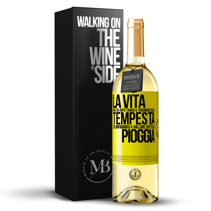 29,95 € Spedizione Gratuita | Vino bianco Edizione WHITE La vita non sta aspettando il passaggio della tempesta. Sta imparando a ballare sotto la pioggia Etichetta Gialla. Etichetta personalizzabile Vino giovane Raccogliere 2025 Verdejo