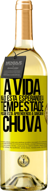 29,95 € | Vinho branco Edição WHITE A vida não está esperando a tempestade passar. Está aprendendo a dançar na chuva Etiqueta Amarela. Etiqueta personalizável Vinho jovem Colheita 2024 Verdejo