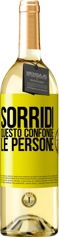 29,95 € Spedizione Gratuita | Vino bianco Edizione WHITE Sorridi, questo confonde le persone Etichetta Gialla. Etichetta personalizzabile Vino giovane Raccogliere 2025 Verdejo