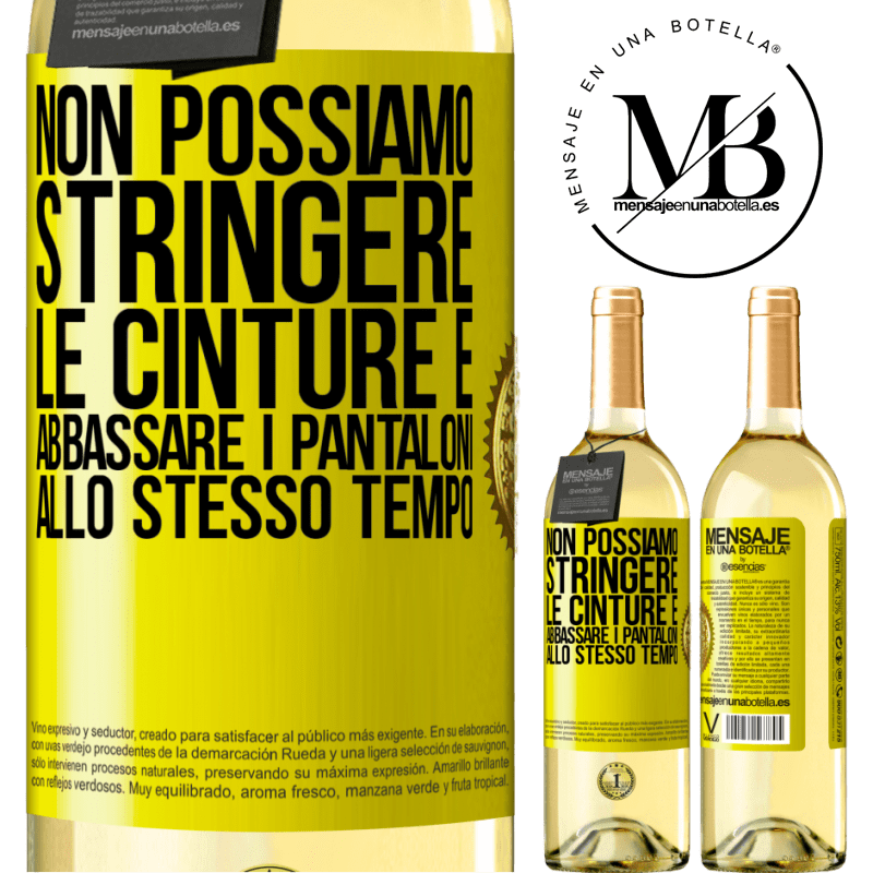 29,95 € Spedizione Gratuita | Vino bianco Edizione WHITE Non possiamo stringere le cinture e abbassare i pantaloni allo stesso tempo Etichetta Gialla. Etichetta personalizzabile Vino giovane Raccogliere 2024 Verdejo