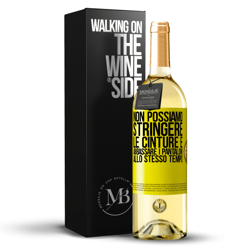 29,95 € Spedizione Gratuita | Vino bianco Edizione WHITE Non possiamo stringere le cinture e abbassare i pantaloni allo stesso tempo Etichetta Gialla. Etichetta personalizzabile Vino giovane Raccogliere 2024 Verdejo