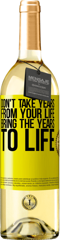 29,95 € Бесплатная доставка | Белое вино Издание WHITE Не берите годы из своей жизни, воплощайте годы в жизнь Желтая этикетка. Настраиваемая этикетка Молодое вино Урожай 2023 Verdejo