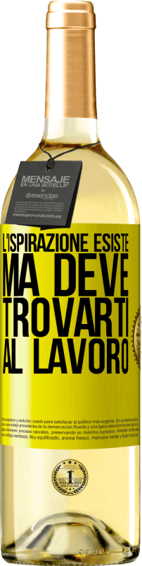 29,95 € Spedizione Gratuita | Vino bianco Edizione WHITE L'ispirazione esiste, ma deve trovarti al lavoro Etichetta Gialla. Etichetta personalizzabile Vino giovane Raccogliere 2025 Verdejo