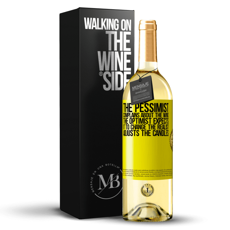 29,95 € 送料無料 | 白ワイン WHITEエディション 悲観主義者は風を訴えます。楽観主義者は、それが変わることを期待しています。現実主義者はろうそくを調整します 黄色のラベル. カスタマイズ可能なラベル 若いワイン 収穫 2023 Verdejo
