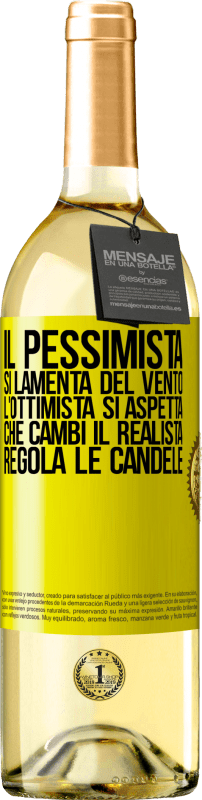 29,95 € Spedizione Gratuita | Vino bianco Edizione WHITE Il pessimista si lamenta del vento l'ottimista si aspetta che cambi il realista regola le candele Etichetta Gialla. Etichetta personalizzabile Vino giovane Raccogliere 2023 Verdejo