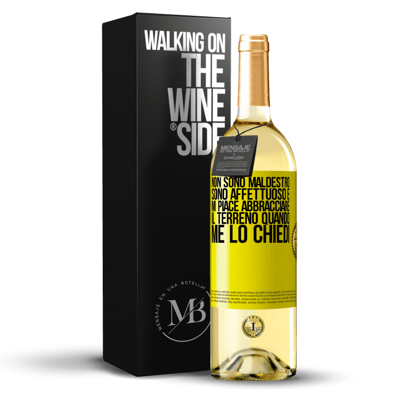 29,95 € Spedizione Gratuita | Vino bianco Edizione WHITE Non sono maldestro, sono affettuoso e mi piace abbracciare il terreno quando me lo chiedi Etichetta Gialla. Etichetta personalizzabile Vino giovane Raccogliere 2024 Verdejo