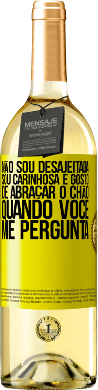 29,95 € Envio grátis | Vinho branco Edição WHITE Não sou desajeitada, sou carinhosa e gosto de abraçar o chão quando você me pergunta Etiqueta Amarela. Etiqueta personalizável Vinho jovem Colheita 2025 Verdejo