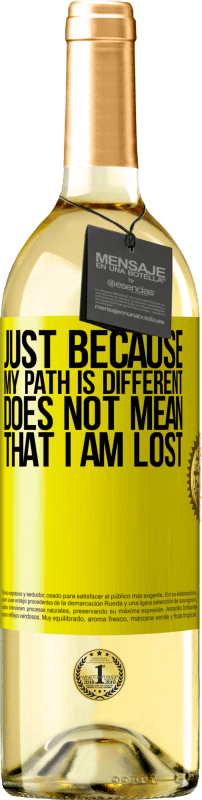 29,95 € 免费送货 | 白葡萄酒 WHITE版 仅仅因为我的道路不同，并不意味着我迷路了 黄色标签. 可自定义的标签 青年酒 收成 2025 Verdejo
